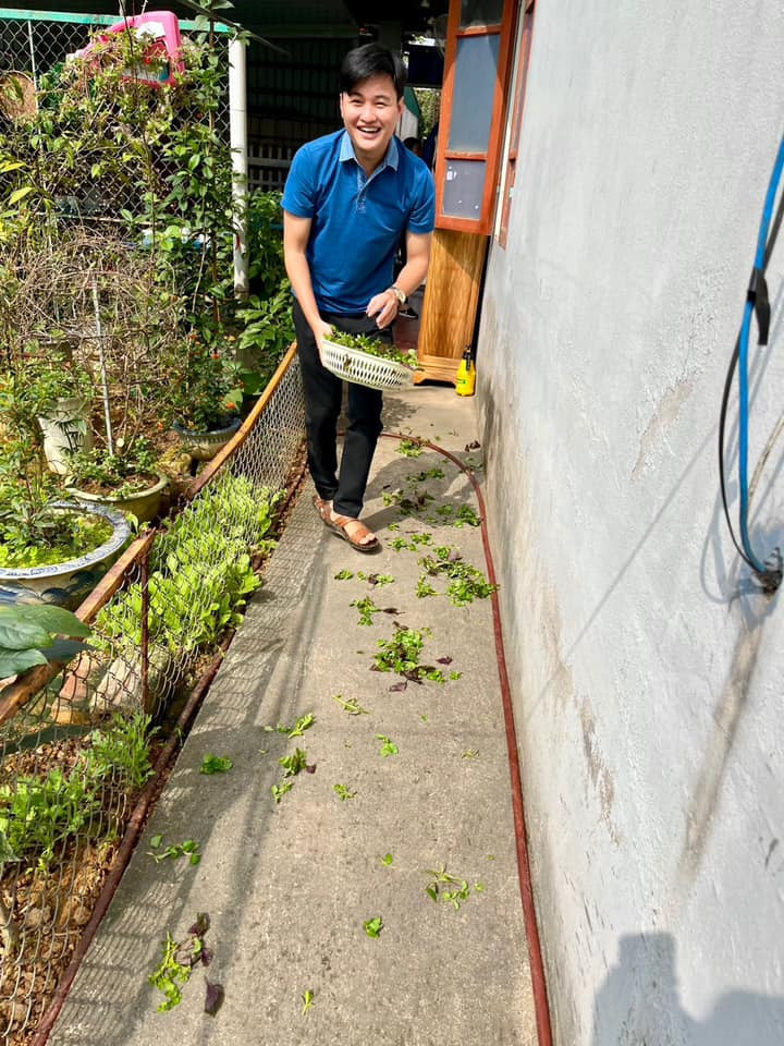 Sau khi thấy những hình ảnh được chia sẻ về loạt khách Tây vẩy rau, nhiều người cũng đã bày tỏ sự đồng cảm bằng những hình ảnh tương tự.