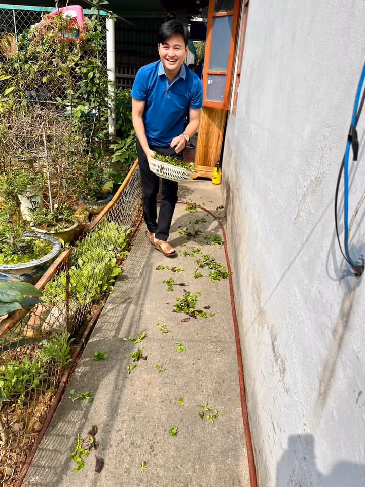 Sau khi thấy những hình ảnh được chia sẻ về loạt khách Tây vẩy rau, nhiều người cũng đã bày tỏ sự đồng cảm bằng những hình ảnh tương tự.