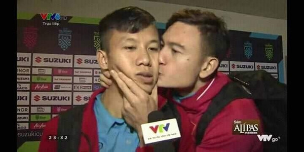 Thậm chí, thủ thành Đặng Văn Lâm còn không ngần ngại thơm má Quế Ngọc Hải ngay trên sóng truyền hình. Đây chính là lý do mà cặp đôi Hải - Lâm được người hâm mộ nhiệt tình "đẩy thuyền".