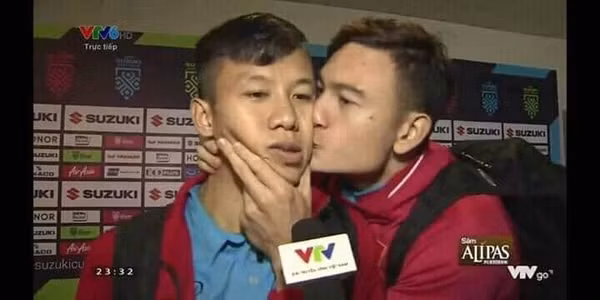 Thậm chí, thủ thành Đặng Văn Lâm còn không ngần ngại thơm má Quế Ngọc Hải ngay trên sóng truyền hình. Đây chính là lý do mà cặp đôi Hải - Lâm được người hâm mộ nhiệt tình "đẩy thuyền".