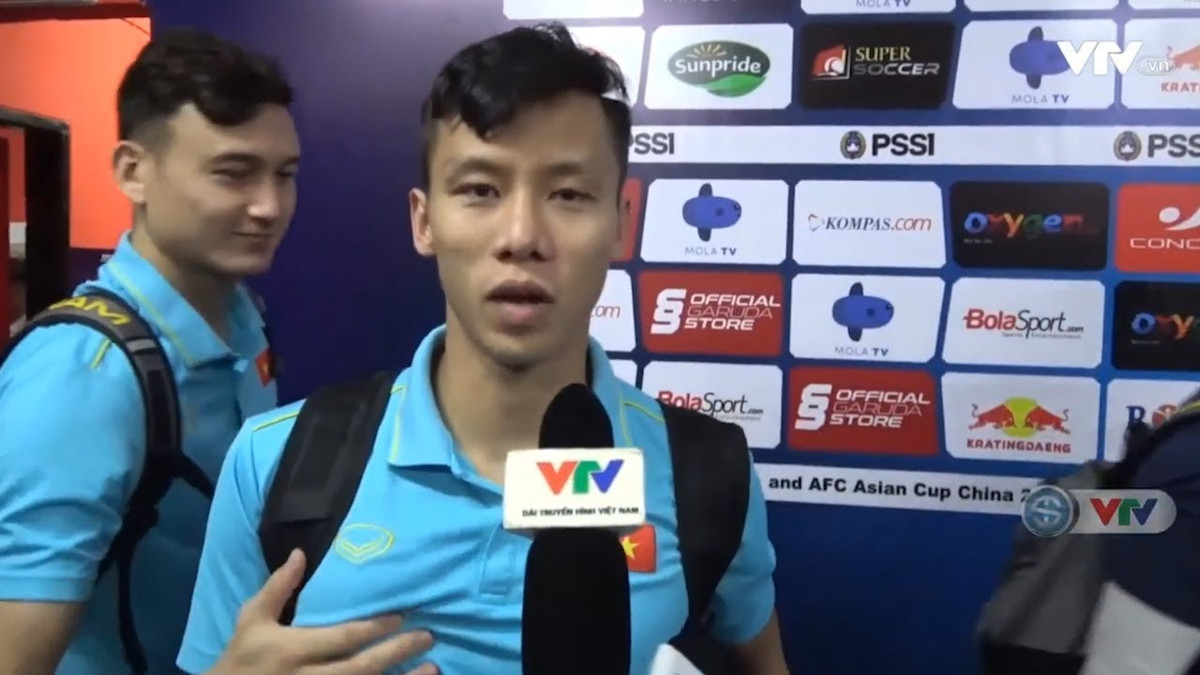 Một lần khác, Văn Lâm lại tiếp tục có hành động thân mật thái quá với đội trưởng Quế Ngọc Hải khi vô tư sờ mó anh khi đang trả lời phỏng vấn.