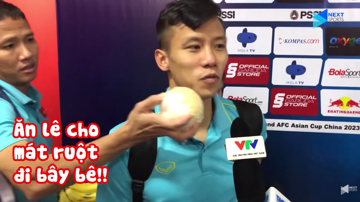 Quế Ngọc Hải, đội trưởng đội tuyển Việt Nam chính là người thường xuyên bị trêu đùa kiểu như thế này nhất. Trong một đoạn clip ngắn chỉ dài vài phút nhưng anh liên tục bị vuốt má, véo tai, sờ mó vô cùng đáng thương.