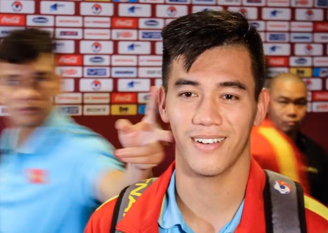 Dường như việc trêu đùa các cầu thủ trên sóng truyền hình đã trở thành truyền thống của tuyển Việt Nam.