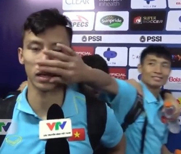 Không chỉ có Văn Lâm, các cầu thủ đội tuyển Việt Nam cũng luôn mắc chứng "ngứa tay" mỗi khi thấy ai đang được phỏng vấn.