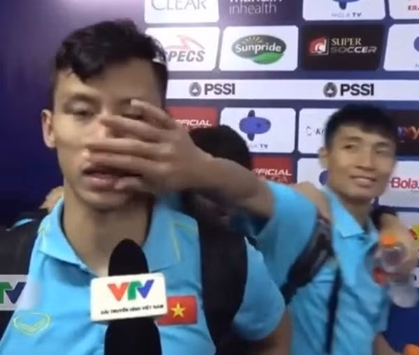 Không chỉ có Văn Lâm, các cầu thủ đội tuyển Việt Nam cũng luôn mắc chứng "ngứa tay" mỗi khi thấy ai đang được phỏng vấn.