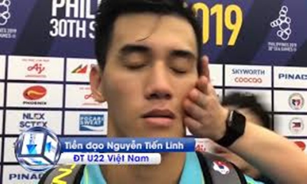 Dù là người hùng trên sân cỏ, được cả nước ngưỡng mộ nhưng Tiến Linh vẫn phải chịu kiếp bị đồng đội bắt nạt. Cầu thủ thuộc biên chế Becamex Bình Dương liên tục bị vỗ mặt, véo má khiến người xem "phát cáu".