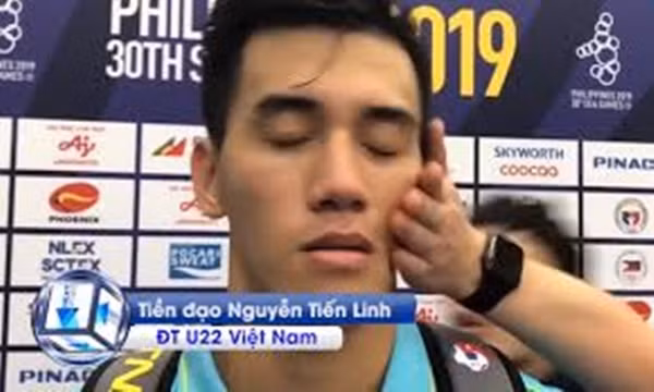 Dù là người hùng trên sân cỏ, được cả nước ngưỡng mộ nhưng Tiến Linh vẫn phải chịu kiếp bị đồng đội bắt nạt. Cầu thủ thuộc biên chế Becamex Bình Dương liên tục bị vỗ mặt, véo má khiến người xem "phát cáu".