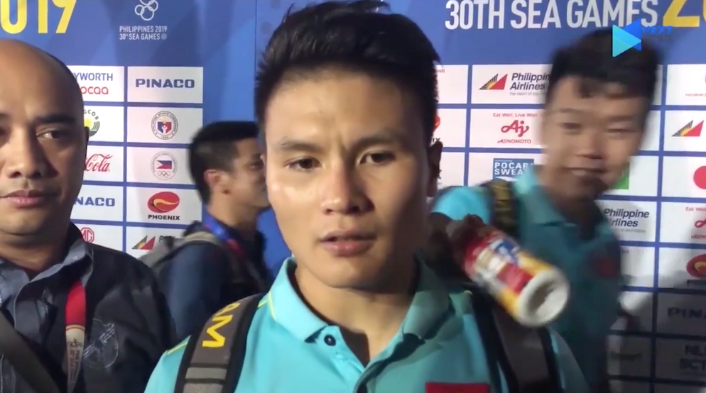 Sau khi kết thúc mỗi trận đấu của tuyển Việt Nam, thường 1 số cầu thủ như đội trưởng hay người có trận thi đấu nổi bật sẽ được báo chí phỏng vấn. Đây chính là lúc các cầu thủ còn lại thể hiện sự "lầy lội" đối với đồng đội.