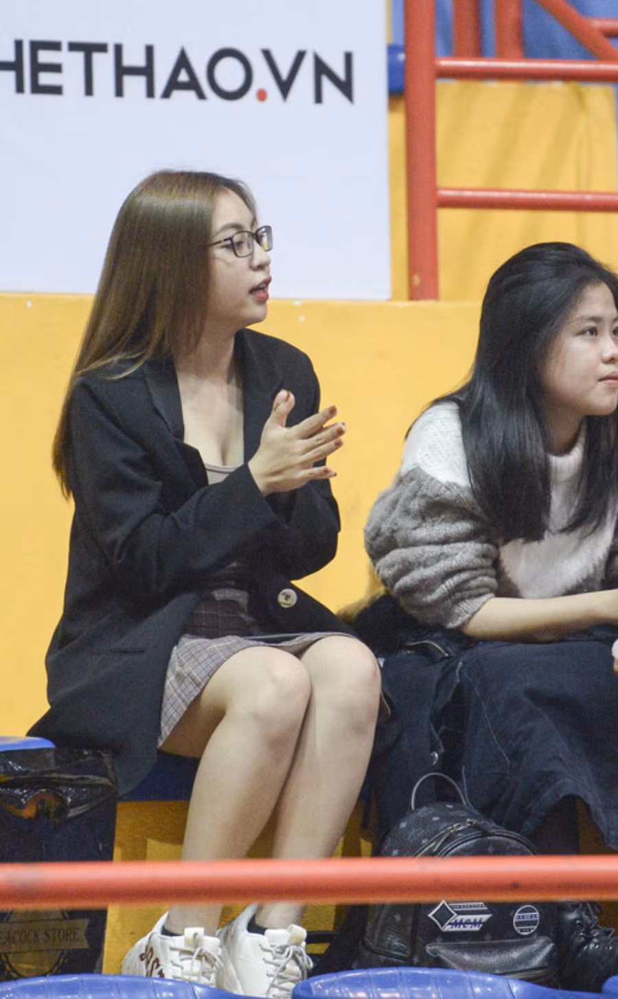 Hoá ra người khiến hot girl trực tiếp xuất hiện trên khán đài cổ vũ là "chàng trai vàng trong làng bóng rổ" Sơn Minh Tâm. Trong trận đấu có bạn gái xuất hiện, anh chàng ghi được ghi 17 điểm.