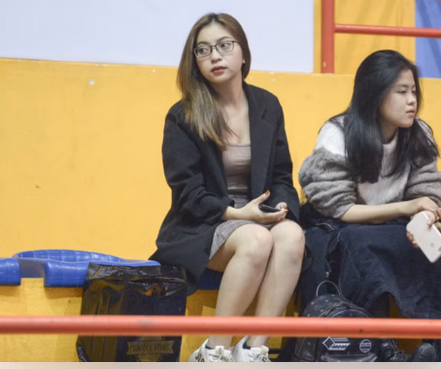 Nhật Lê ngồi trên khán đài dõi theo từng bước của chàng hot boy bóng rổ. Được biết cô nàng cũng rất yêu thích môn thể thao này.