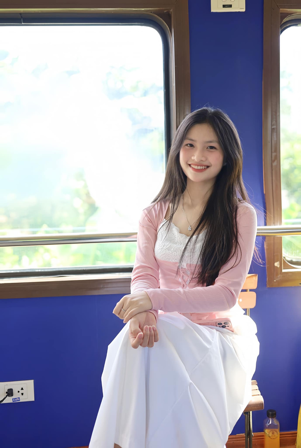 Cô gái có nụ cười tỏa nắng cùng nhan sắc trong trẻo này là Nguyễn Ngọc Tuệ Đan, sinh năm 2006, là Á khoa trường ĐH Sân khấu - Điện ảnh Hà Nội năm nay.