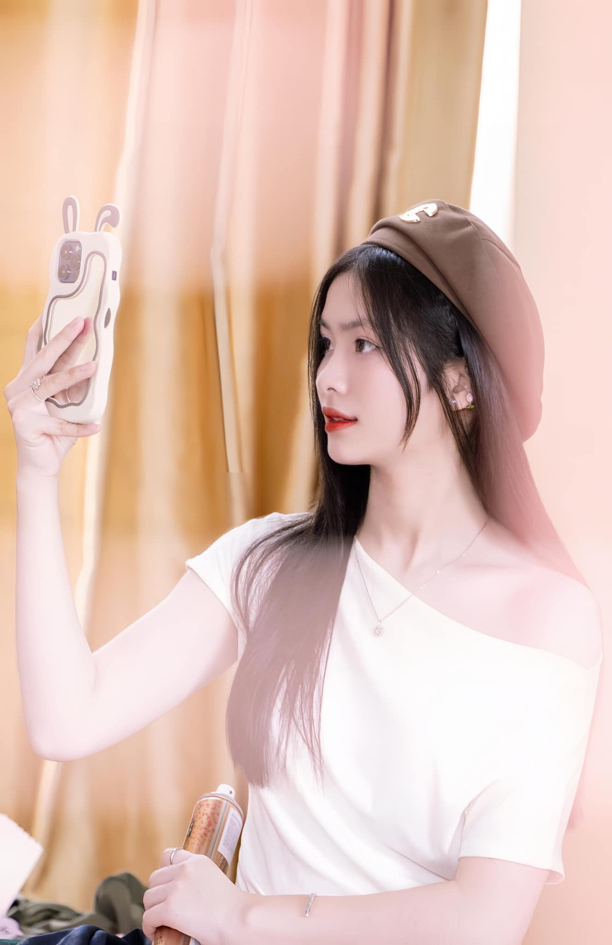 Nhan sắc của Tuệ Đan được nhiều người kỳ vọng sẽ là lợi thế để cô sớm thực hiện được ước mơ với chuyên ngành học của mình.