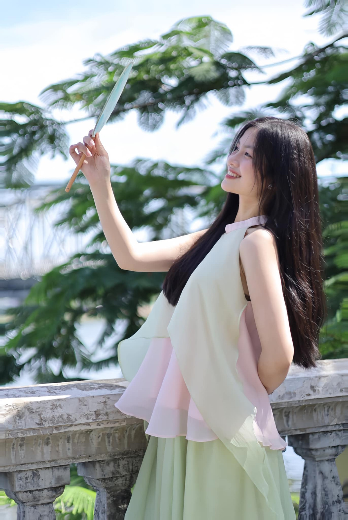 Cô nàng sở hữu vóc dáng mảnh mai.