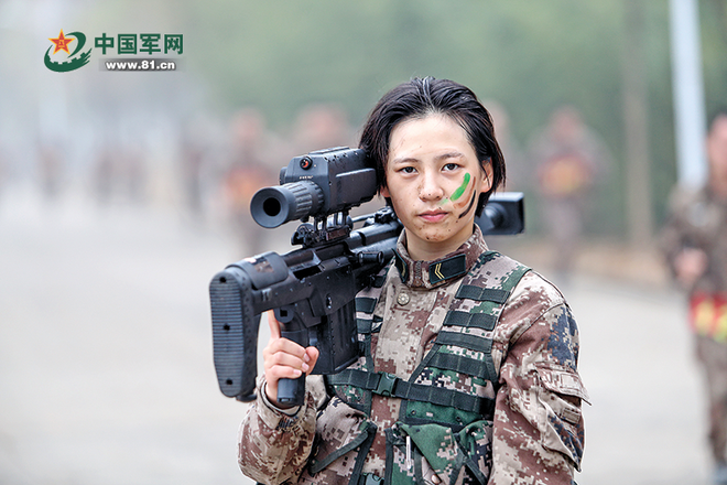 "Khi bước vào huấn luyện, điều đầu tiên tôi làm là quên đi giới tính của mình. Tôi có thể làm được những điều mà một nam quân nhân có thể làm" - Nữ quân nhân 10X cho biết. Cô nhiều lần vượt qua các đồng đội nam giới trong các bài tập.