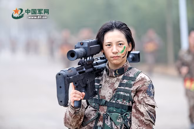 "Khi bước vào huấn luyện, điều đầu tiên tôi làm là quên đi giới tính của mình. Tôi có thể làm được những điều mà một nam quân nhân có thể làm" - Nữ quân nhân 10X cho biết. Cô nhiều lần vượt qua các đồng đội nam giới trong các bài tập.