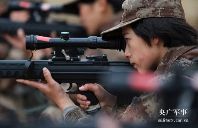 Shen Meng (sinh năm 2000, sống tại Triều Dương) hiện đang là nữ quân nhân Trung Quốc được yêu mến nhất trên mạng xã hội bởi sở hữu vẻ đẹp lạ, bụi bặm với mái tóc ngắn, khuôn mặt không trang điểm cầu kỳ nhưng vẫn vô cùng nổi bật.