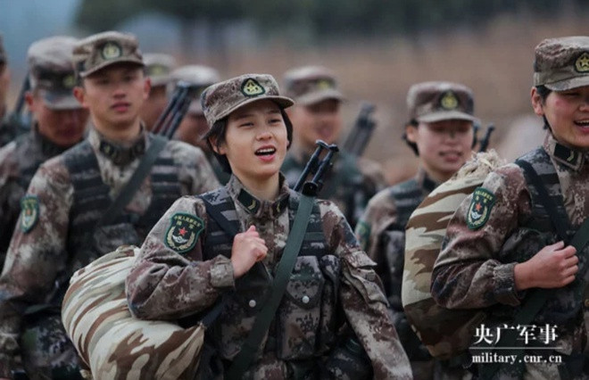 Ban đầu, nhóm có 80 người nhưng sau 1 tháng ngắn ngủi, chỉ có 30 người được giữ lại và cô là một trong số đó. Dù mang khẩu súng và trang bị nặng hàng chục cân, "hot girl quân nhân" vẫn gây ấn tượng bởi luôn tràn đầy năng lượng, nhanh thoăn thoát và cực kỳ linh hoạt trong tập luyện.