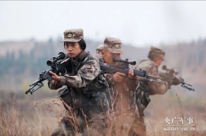 Không chỉ đi đến cuối cùng của khoá huấn luyện bắn tỉa, Shen Meng vượt qua 79 người cùng tham gia để dẫn đầu. Cô được mệnh danh là "vua bắn tỉa".