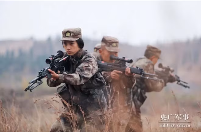 Không chỉ đi đến cuối cùng của khoá huấn luyện bắn tỉa, Shen Meng vượt qua 79 người cùng tham gia để dẫn đầu. Cô được mệnh danh là "vua bắn tỉa".