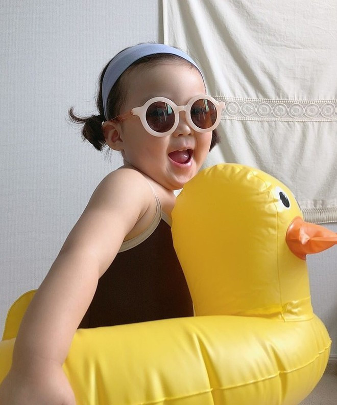 "Cô bé má bánh bao", "Thiên thần mái ngố",...là những biệt danh Rohee được dân mạng đặt cho. Đặc biệt, khi mẹ sinh em bé, cô bé còn rất yêu và cẩn thận chăm em. Những hình ảnh của hai chị em được rất nhiều người yêu thích.