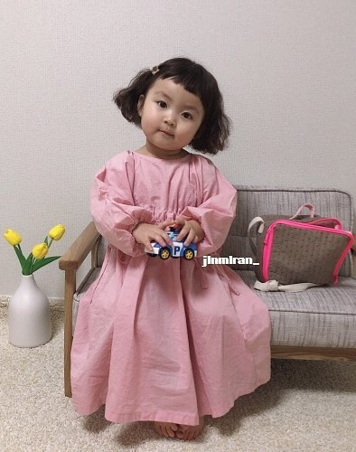 Không chỉ gây ấn tượng bởi khuôn mặt biểu cảm đáng yêu, Rohee còn có gu thời trang cực "chất". Cô bé như "tắc kè hoa" khi đổi phong cách liên tục, từ công chúa bánh bèo tới cá tính chất chơi.