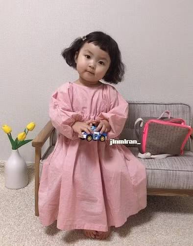 Không chỉ gây ấn tượng bởi khuôn mặt biểu cảm đáng yêu, Rohee còn có gu thời trang cực "chất". Cô bé như "tắc kè hoa" khi đổi phong cách liên tục, từ công chúa bánh bèo tới cá tính chất chơi.