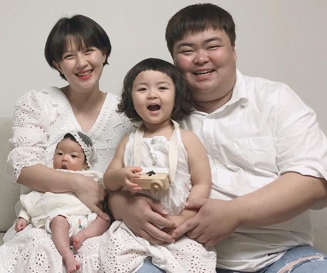 Mẹ Rohee hiện đang kinh doanh tự do và chính cô bé trở thành mẫu nhí cho các sản phẩm mà mẹ bán.