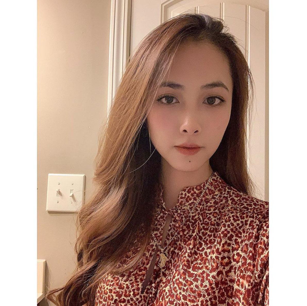 Nguyễn Nguyên từng chia sẻ: "Yêu xa rất khó, thực sự rất khó. Phải có đủ sự tin tưởng, cảm thông, thấu hiểu vì đôi lúc cũng tủi thân lắm. Mình và anh quen tới bây giờ cũng gọi là kỳ tích lắm rồi". Vì lệch múi giờ nên cả hai phải thức khuya, dậy sớm hay tranh thủ giờ nghỉ để nói chuyện với nhau trong suốt những năm tháng yêu xa.