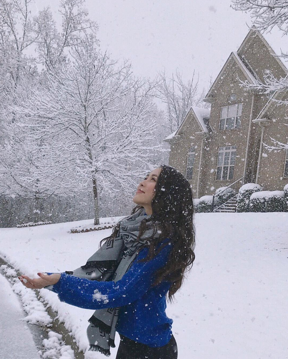 Nguyễn Nguyên sở hữu nhan sắc xinh đẹp và ngọt ngào. Cô là người bên cạnh Minh Vương những năm tháng cầu thủ HAGL gặp khó khăn.