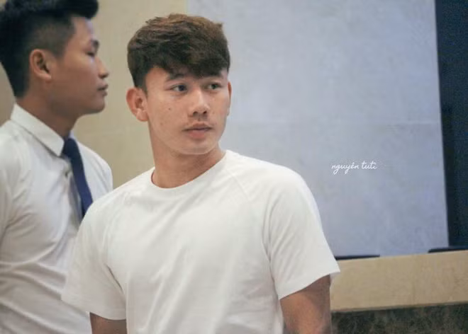 Thời gian gần đây, các cầu thủ tuyển U23 Việt Nam liên tục dính "phốt" tình cảm, người thì bị tố bắt cá hai tay, người lại thay người yêu hot girl như thay áo. Vận đen tình cảm không chỉ "hành" các học trò của HLV Park Hang-seo mà mới đây, Minh Vương cũng chia tay bạn gái sau 4 năm gắn bó.