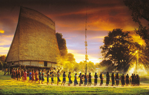 Tây Nguyên nổi tiếng với cảnh sắc và thiên nhiên tươi đẹp. Tới đây, du khách nhất định phải tham quan một số địa danh nổi tiếng như: Biển Hồ, thị trấn Măng Đen, Hồ Tà Đùng, đồi chè Pleiku,....