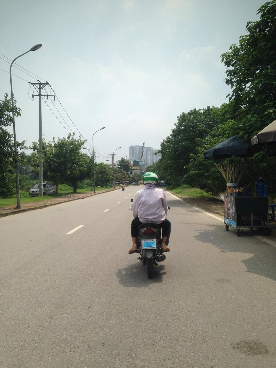 Trên nhiều diễn đàn, mạng xã hội, các thành viên cũng chia sẻ về sự tò mò khi xuất hiện nhiều xe ôm che biển xuất hiện tràn lan ngoài đường hiện nay.