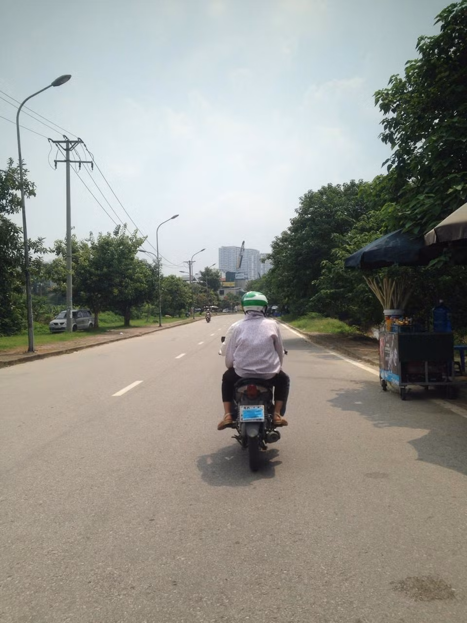 Trên nhiều diễn đàn, mạng xã hội, các thành viên cũng chia sẻ về sự tò mò khi xuất hiện nhiều xe ôm che biển xuất hiện tràn lan ngoài đường hiện nay.