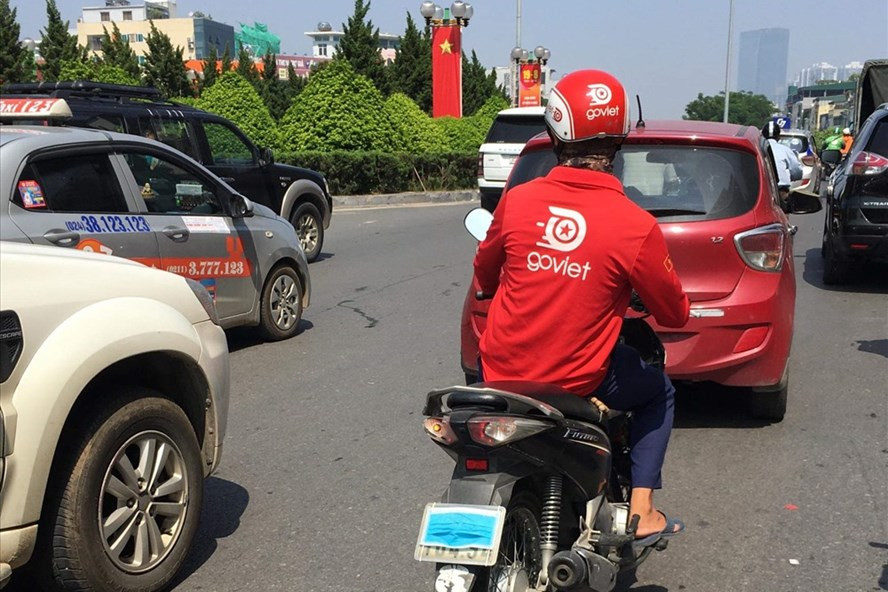 Qua tìm hiểu, các lái xe công nghệ che biển số nhằm để tránh bị thanh tra kiểm tra, kiểm soát. Với cách làm này, họ sẽ yên tâm chạy ngoài để kiếm thêm thu nhập mà không bị thanh tra hãng xe ôm truy ra xử phạt hay bị camera ghi hình phạt nguội.