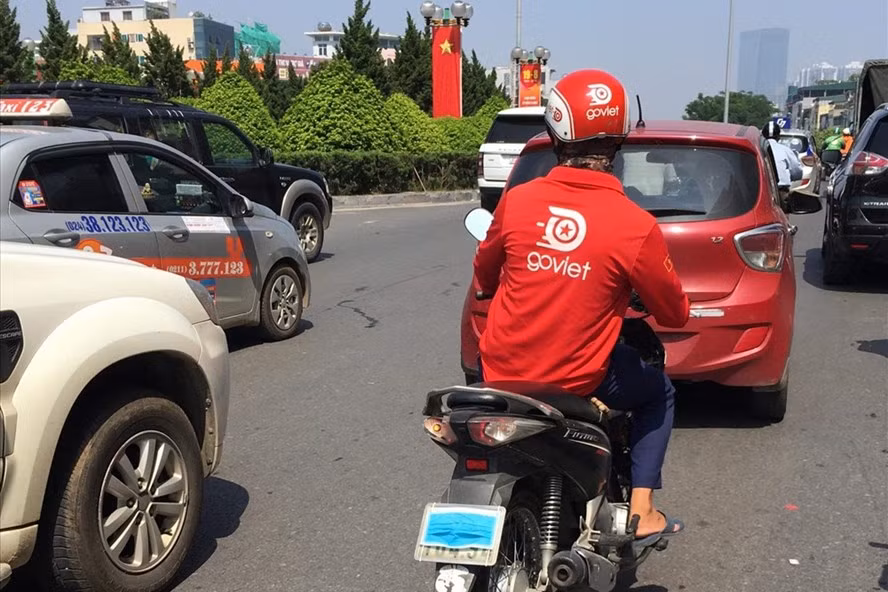 Qua tìm hiểu, các lái xe công nghệ che biển số nhằm để tránh bị thanh tra kiểm tra, kiểm soát. Với cách làm này, họ sẽ yên tâm chạy ngoài để kiếm thêm thu nhập mà không bị thanh tra hãng xe ôm truy ra xử phạt hay bị camera ghi hình phạt nguội.