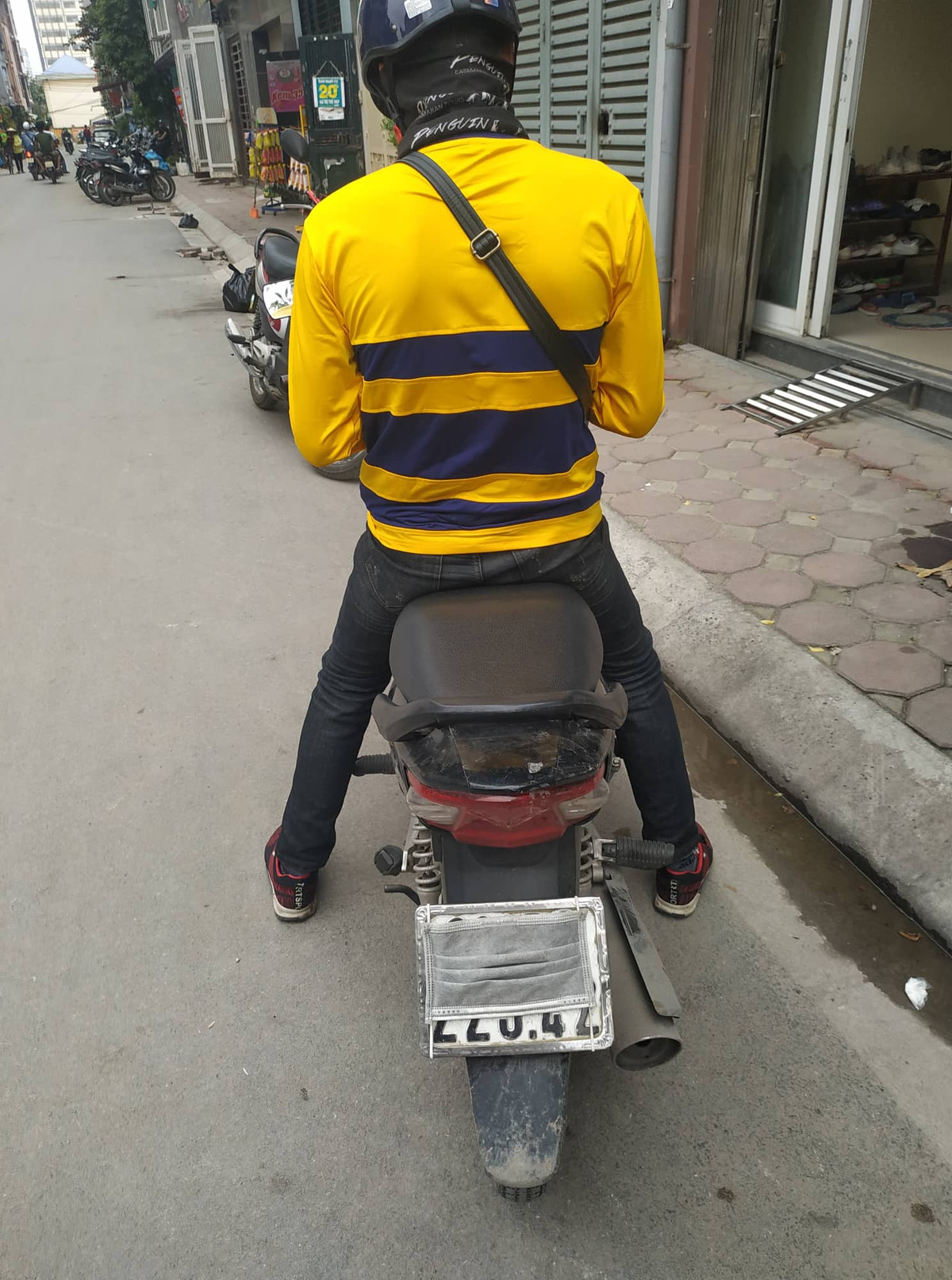 Được biết, từ ngày 1/1, theo nghị định 100, hành vi cố tình che biển số, mỗi tài xế xe máy bị phạt từ 100.000 đồng đến 200.000 đồng, tăng 100.000 đồng so với quy định trước đây.