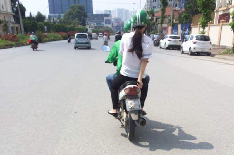 Trong quá trình lưu thông trên đường, một số người đã rất thắc mắc khi gặp nhiều trường hợp tài xế che biển số đi khi lưu thông trên đường. Họ đã sử dụng băng dính tối màu, hoặc kẹp bìa che kín, thậm chí lấy khẩu trang để bịt…