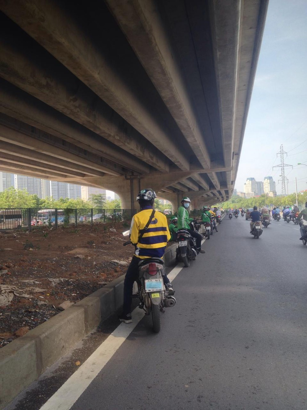 Nhiều người đã tỏ ra không đồng tình với hành động này của nhiều tài xế : "Mình rất hay đi Grab, và cứ che biển là 1* và hủy chuyến!", “Lý lẽ không chấp nhận được. Vừa vi phạm luật giao thông, vừa vi phạm nội quy của dịch vụ. Nếu tuân thủ đúng, đàng hoàng làm ăn, thì việc gì phải che?”,...- dân mạng bình luận.