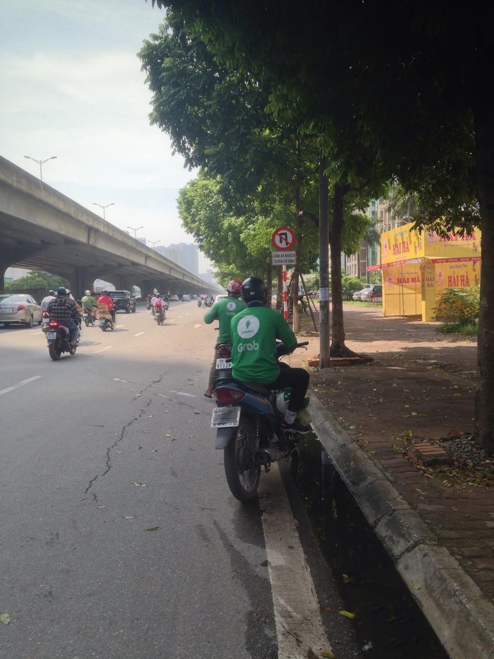 Trên mạng xã hội, nhiều dân mạng đã ví von những biển số xe này là những biển số "đóng bỉm".