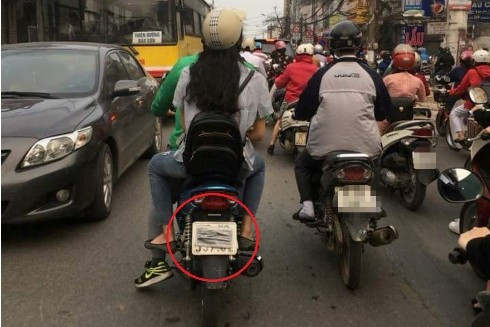 Một dân mạng đã có chia sẻ vui rằng : "Em đoán 98% là chắc họ sợ biển số của họ hít phải không khí ô nhiễm, bụi bặm! 2% còn lại em chịu đoán không ra”.