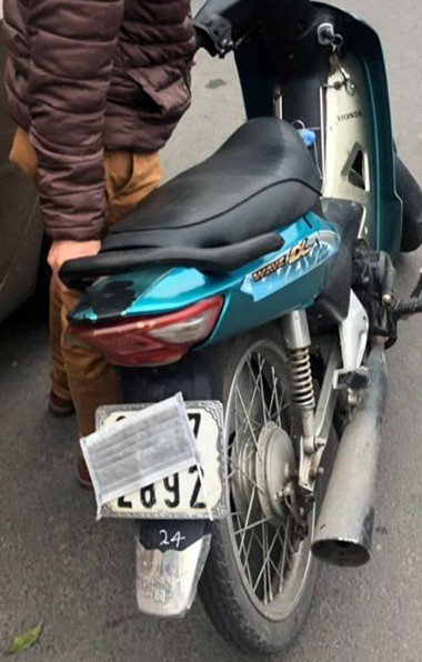 Nhiều khách hàng đã tỏ ra vô cùng khó hiểu khi lái xe đã dùng khẩu trang che biển lại mỗi lần đến đón khách. Thậm chí có những vị khách cảm thấy không an tâm và đề nghị tài xế cho xem rõ biển số để kiểm tra.