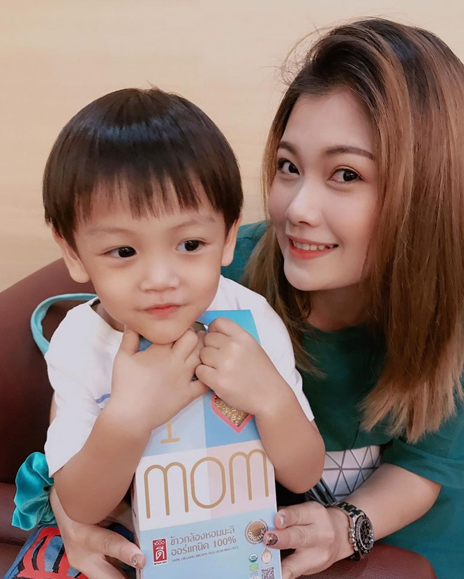 Mặc dù không phải hot girl hay nổi đình đám như các nàng WAGs Thái Lan khác nhưng Chatkamon Muayman được đánh giá là sở hữu nhan sắc tự xinh đẹp, ngọt ngào mà không cần động đến dao kéo.