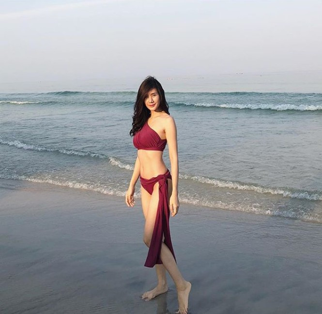 Maynitaa sở hữu dáng người khá mảnh khảnh, cùng với đó là vẻ đẹp dịu dàng đậm chất con gái Châu Á. Cô nàng được cầu thủ tuyển Thái Lan cưng chiều, thường xuyên bày tỏ tình cảm với bạn gái trên mạng xã hội.