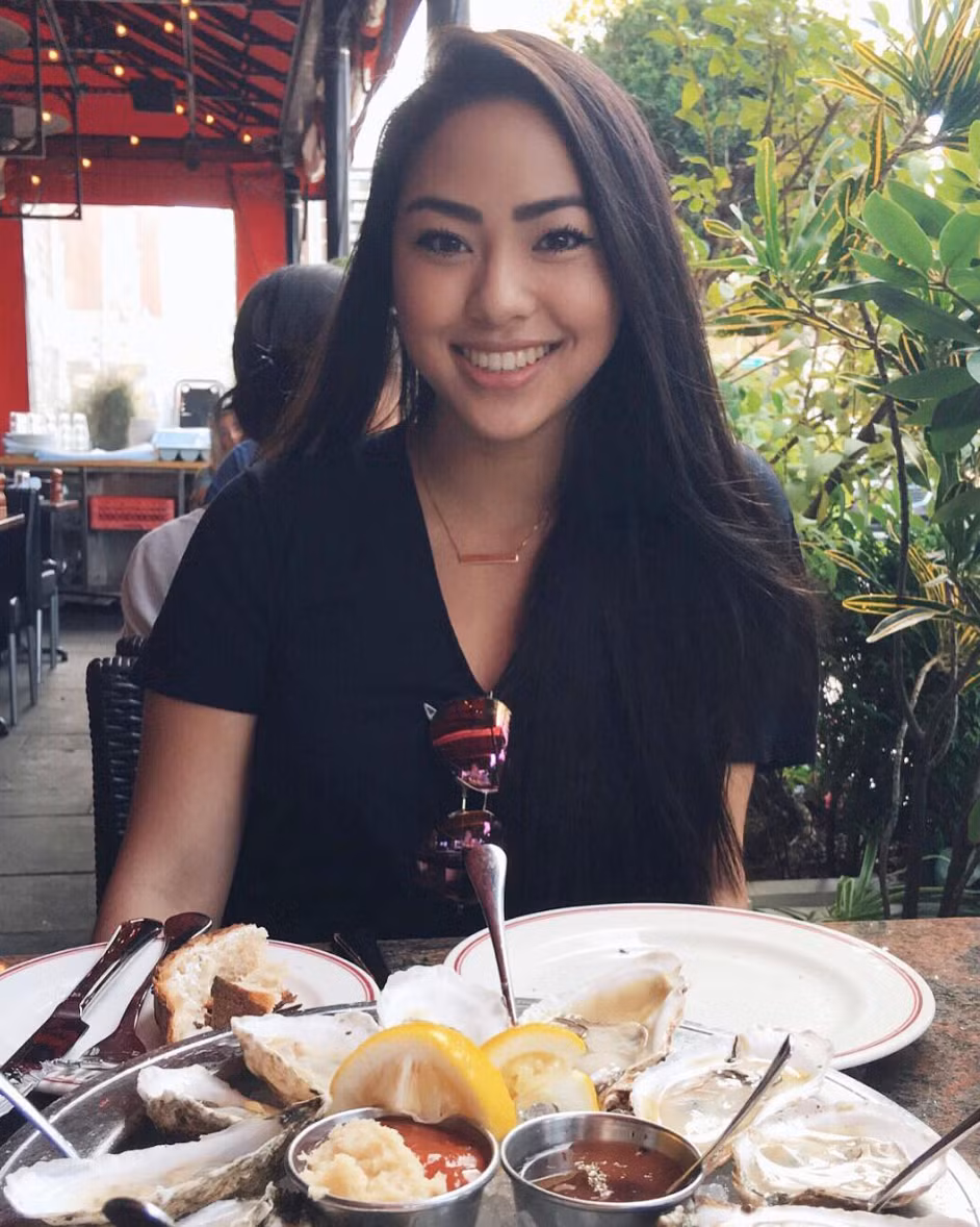 Belle Widdows là người Singapore gốc Hoa, cô vừa tốt nghiệp ĐH Boston (Mỹ) và hiện đang sinh sống, làm việc tại Thái Lan. Belle sở hữu nước da nâu khoẻ khoắn cùng mái tóc đen dài ấn tượng.