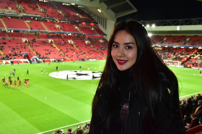 Thủ thành Kawin Thamsatchanan của đội tuyển Thái Lan khiến nhiều đồng nghiệp phải ghen tỵ khi có bạn gái xinh đẹp như hoa tên Sattcha Noonan.