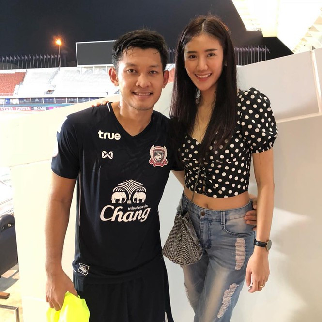 Bạn gái tiền đạo Chananan Pombuppha, cô nàng Maynitaa là một trong những nàng WAGs đội tuyển Thái Lan nóng bỏng nhất. Cô nàng hiện đang kinh doanh thời trang và mỹ phẩm.