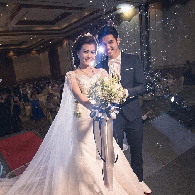 Hậu vệ Theerathon Bunmathan có tổ ấm bình yên bên vợ là Chatkamon Muayman, cả hai có với nhau một cậu con trai hơn 2 tuổi.