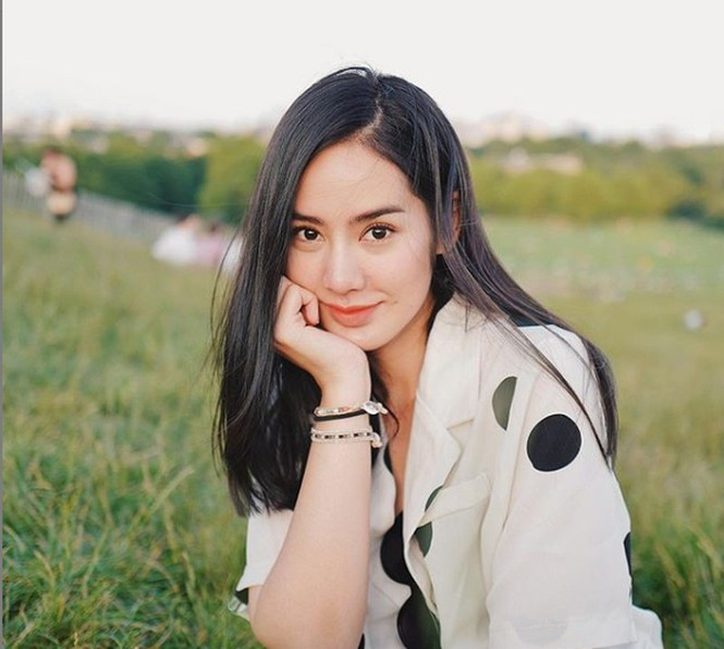 Cặp đôi công khai tình cảm vào năm 2015 và thường xuyên cùng nhau đi du lịch, dành cho đối phương những lời "có cánh" trên mạng xã hội.