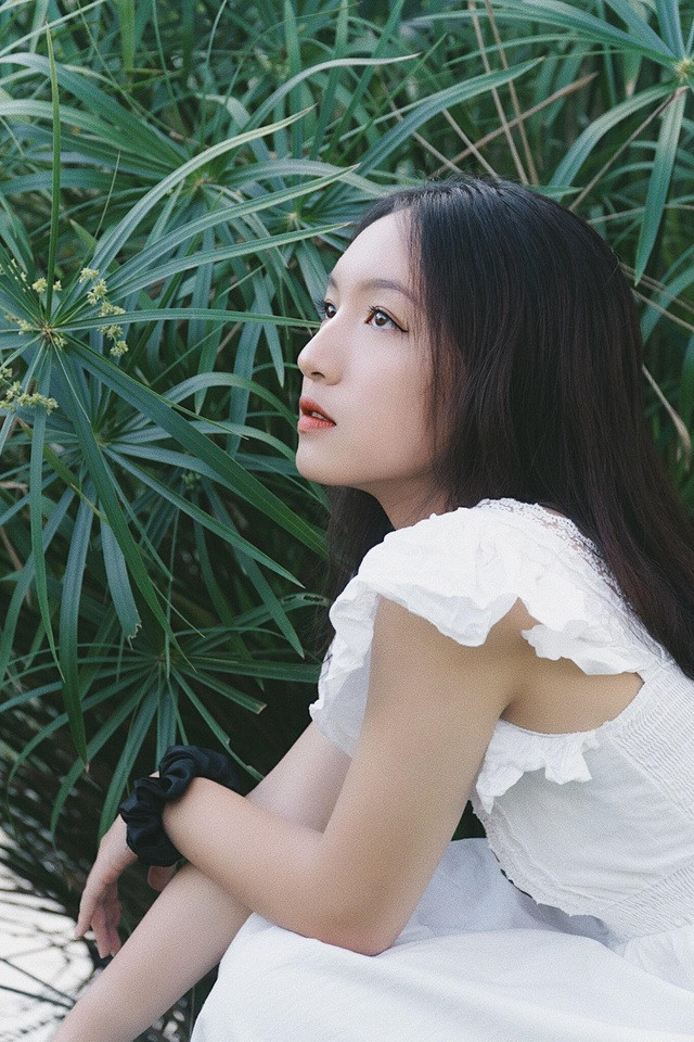 Theo tìm hiểu, cô gái được cộng đồng mạng chú ý có tên Nguyễn Lê Thảo Lam hiện đang là học sinh lớp 11A10, Trường THPT An Khánh, Cần Thơ. Cô nàng sở hữu đôi mắt mơ màng, khuôn miệng duyên dáng nhưng gây chú ý nhất là chiếc mũi thẳng tắp, thon gọn mà ai nhìn cũng phát mê.