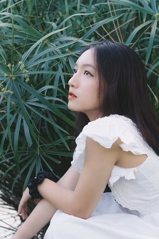 Theo tìm hiểu, cô gái được cộng đồng mạng chú ý có tên Nguyễn Lê Thảo Lam hiện đang là học sinh lớp 11A10, Trường THPT An Khánh, Cần Thơ. Cô nàng sở hữu đôi mắt mơ màng, khuôn miệng duyên dáng nhưng gây chú ý nhất là chiếc mũi thẳng tắp, thon gọn mà ai nhìn cũng phát mê.